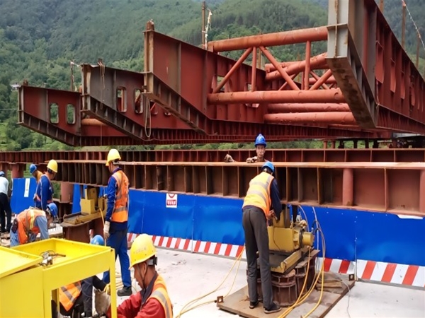大漾云高速公路第三合同段甸底2号大桥钢箱梁顶推及落梁工程