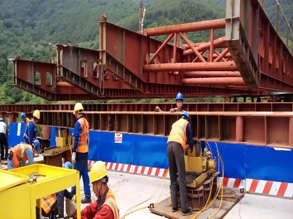 大漾云高速公路第三合同段甸底2号大桥钢箱梁顶推及落梁工程