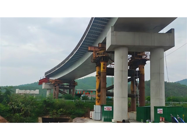梧州-玉林-钦州公路苍梧至容县3标钢箱梁制作安装