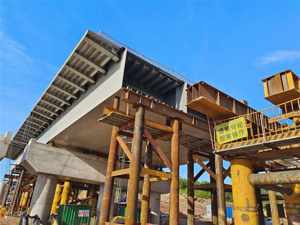 梧州-玉林-钦州公路苍梧至容县3标钢箱梁制作安装
