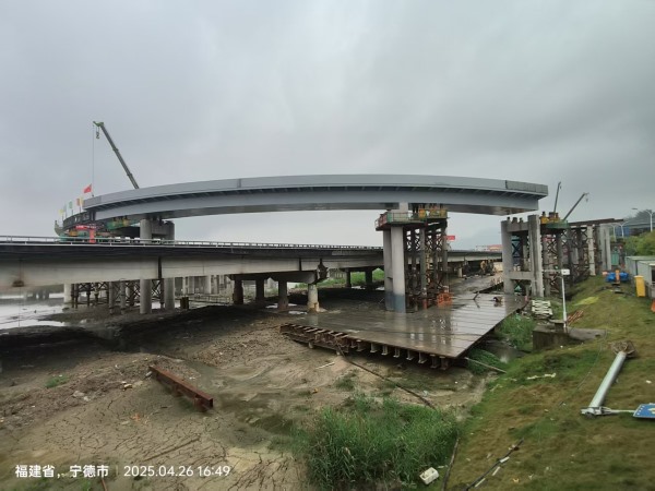 沈海高速罗宁段新增车里湾互通钢箱梁顶推