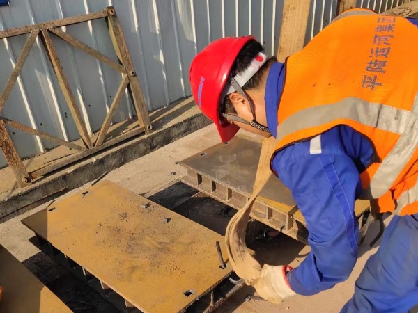平路运河永福大桥钢梁顶推