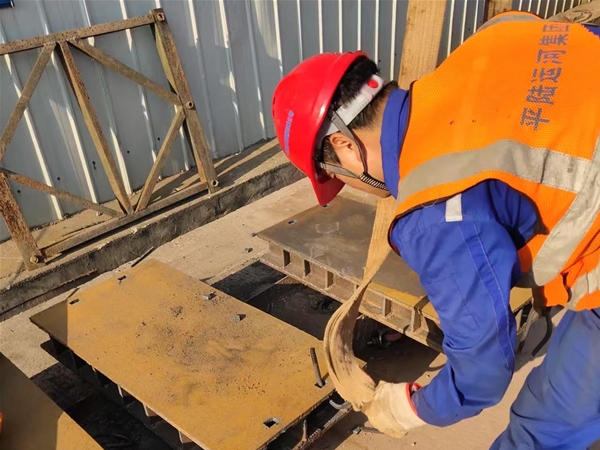 平路运河永福大桥钢梁顶推