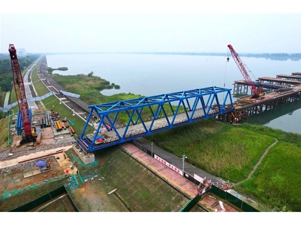 G328河谷汉江二桥及接线工程跨汉江特大桥1号桥顶推施工
