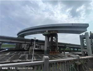 深海高速罗宁段新增车里湾互通钢梁顶推施工完成